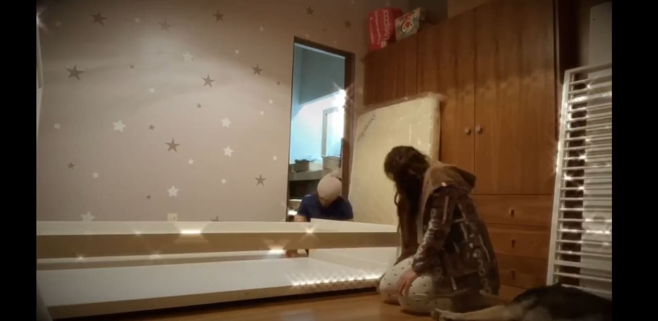 La pared que está pegada al baño de la habitación cuenta con un diseño a base de estrellas brillantes en tonos claros.