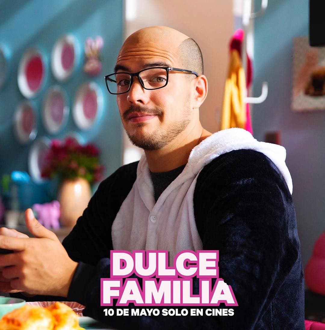Vadhir Derbez confesó en Instagram que subió 17 kilos para ‘Dulce Familia’. “Para la película tuve que engordar y raparme, fue demasiado difícil prepararme para eso y dejar el ego a un lado”, declaró.