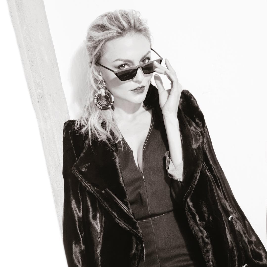 Los accesorios, como los lentes, pueden añadir un toque extra a un conjunto aparentemente simple.