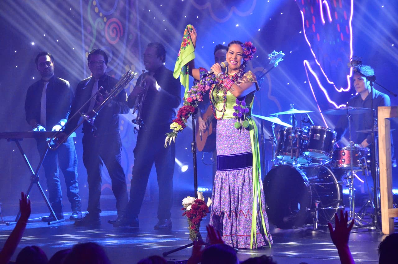 "En este momento los mexicanos al otro lado de la frontera necesitan de sus artistas y la música que los hace felices", dijo Lila Downs en referencia a los paisanos en Estados Unidos.