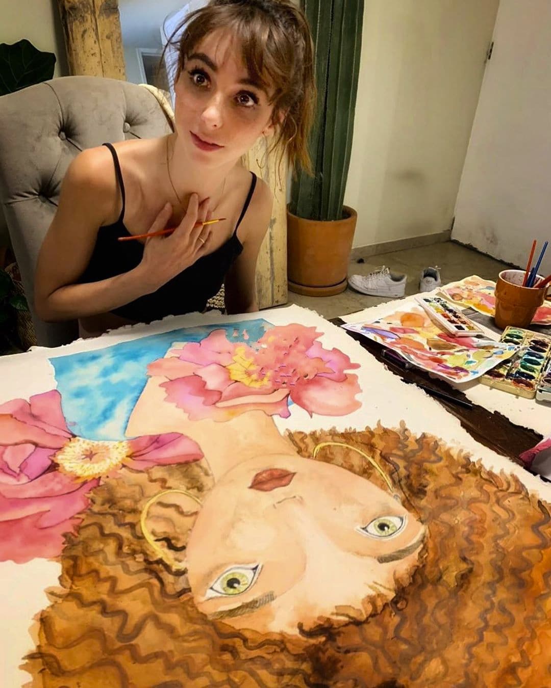 “Cuando pintas y te disculpas al mismo tiempo… eres multitask pero culpable”, dijo la estrella de ‘Veinteañera, divorciada y fantástica’ mientras mostraba algunas de sus pinturas, actividad que ha puesto en práctica durante la cuarentena.