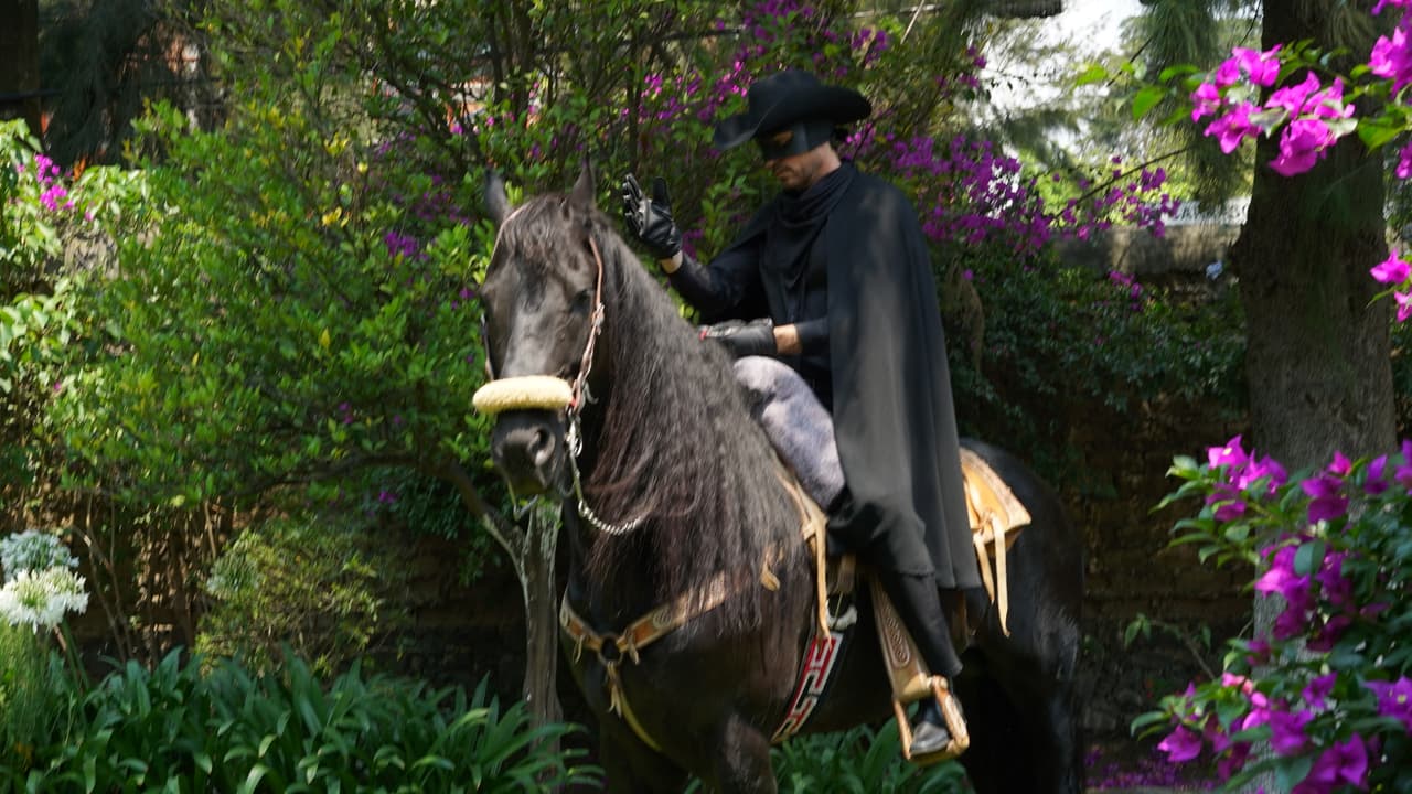 6- Diego Olivera, como Augusto, llegando en su caballo al estilo 'Zorro'