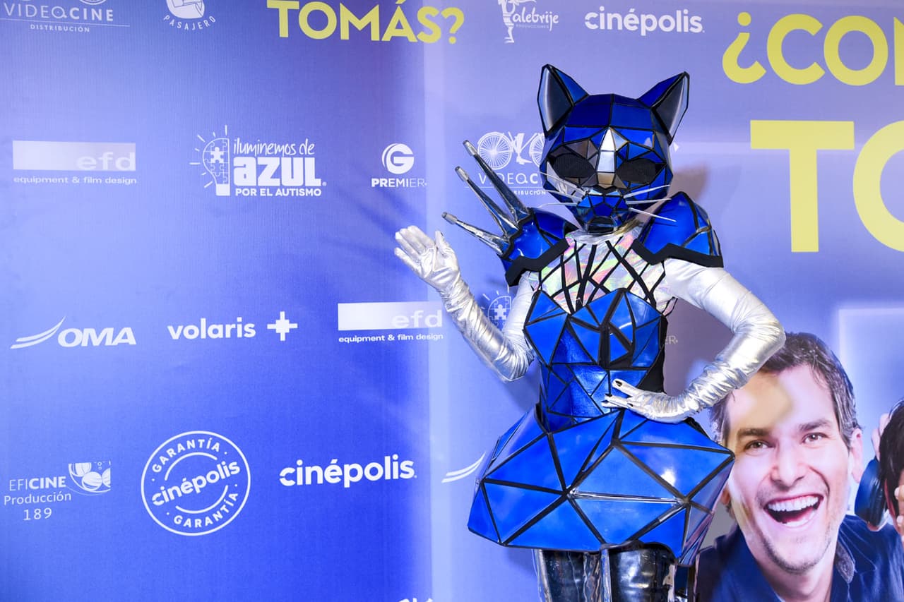 La primera en aparecer fue Gato, que con su sola presencia causó sensación por saber qué famosa estaba detrás del vistoso disfraz.
