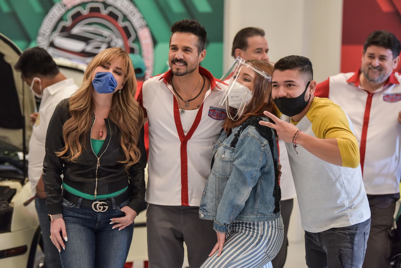 Obvio los fans de 'Pedro' quieren tomarse una foto del recuerdo. Aquí los extras con cubre bocas en los ensayos.