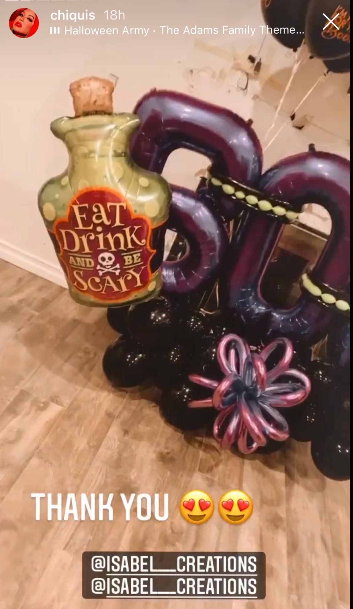 Asimismo, aunque no de calabazas, la casa de la estrella de la música también contó con globos y otros espeluznantes motivos.
