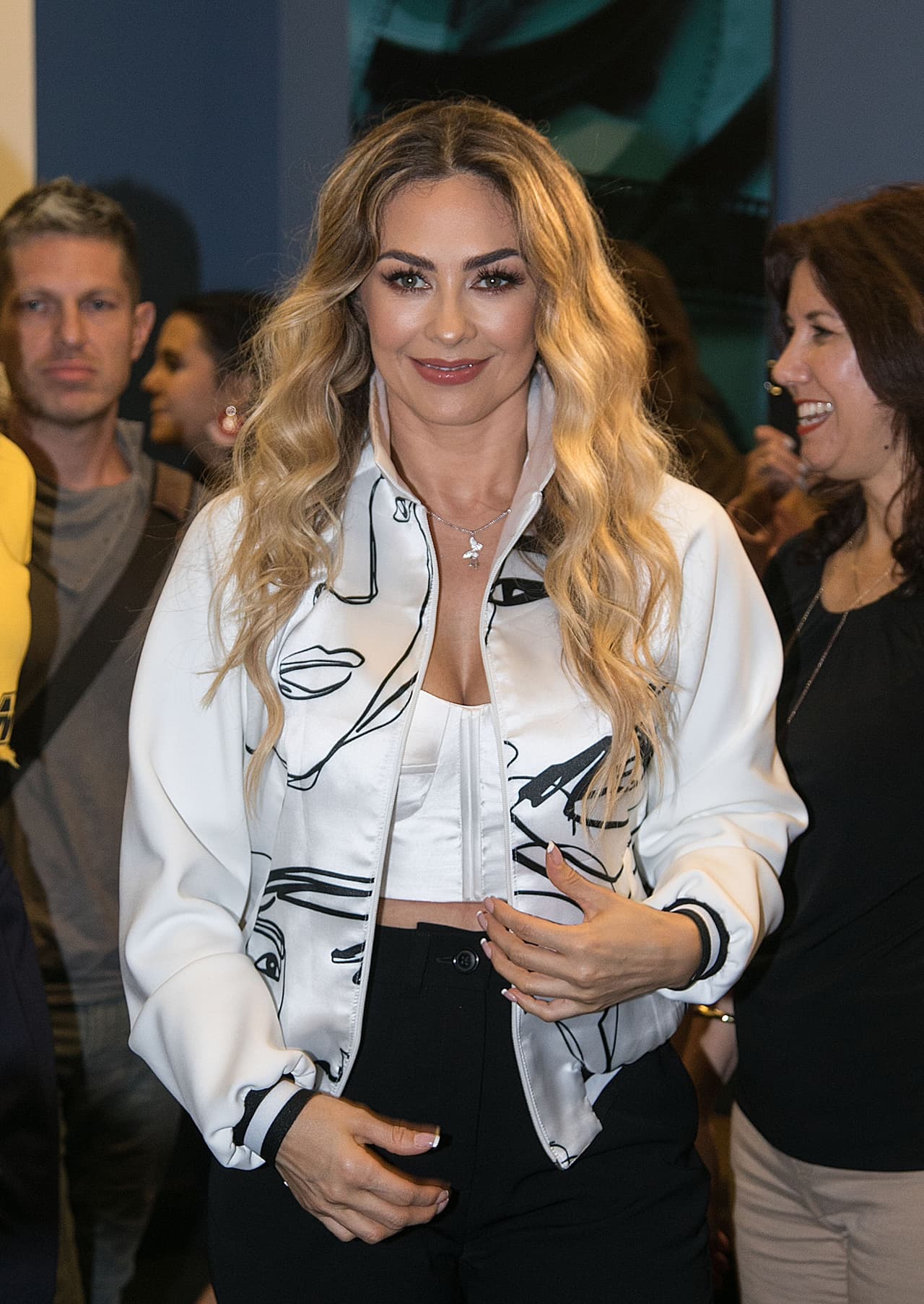Aracely Arámbula presume su cuidada figura con ropa deportiva
