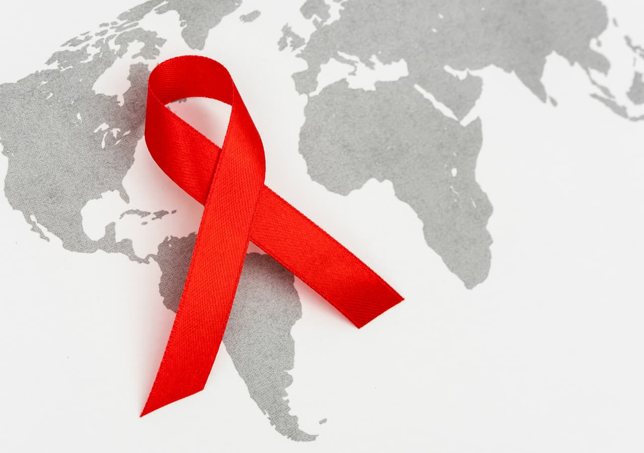 SIDA. El virus se puede transmitir mediante el contacto con la sangre, el semen o los fluidos vaginales infectados.