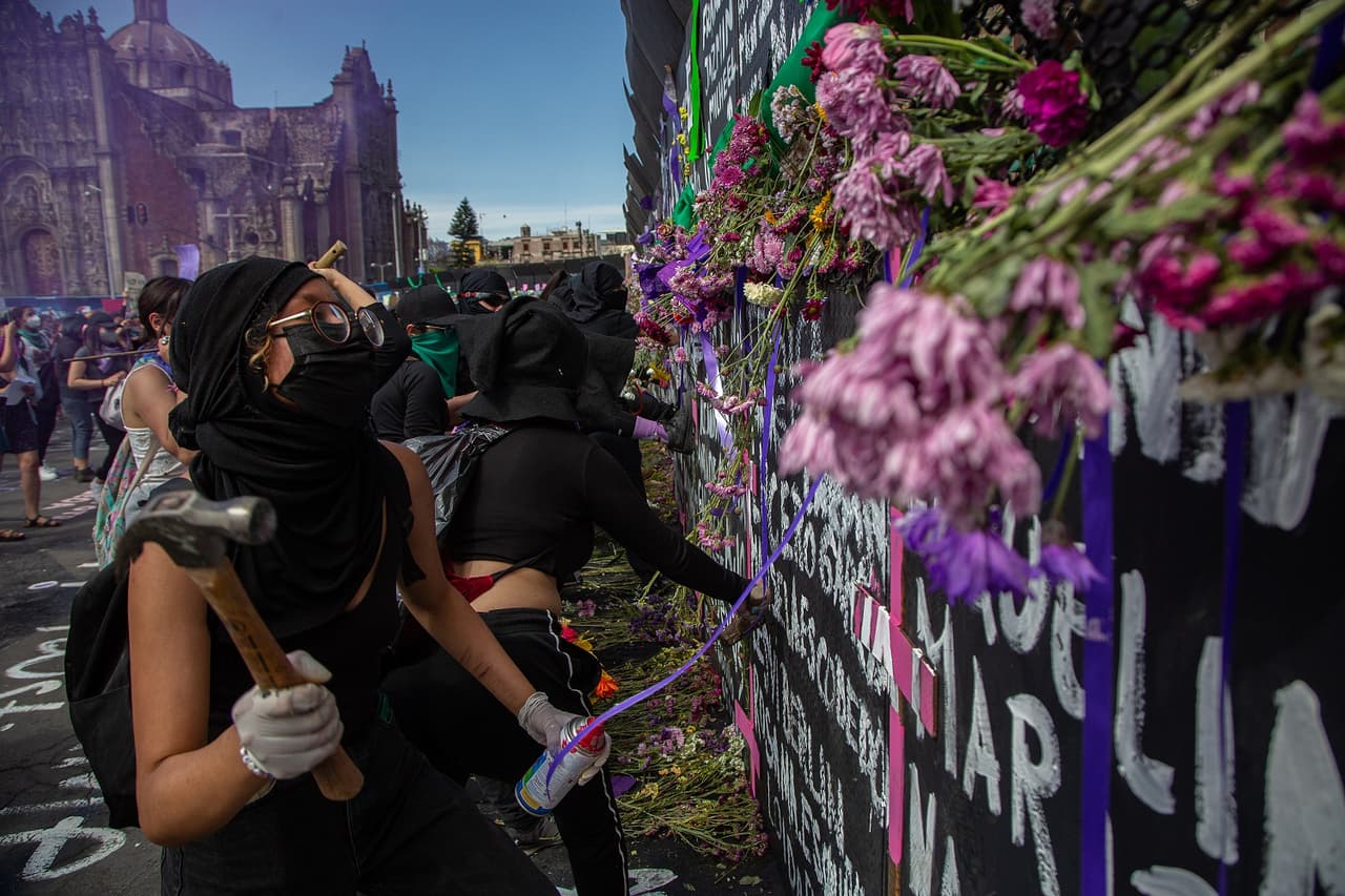 La valla que colocó el gobierno frente a Palacio Nacional fue intervenida con colectivos feministas con los nombres de las mujeres que han sido asesinadas o víctimas de cualquier tipo de violencia.