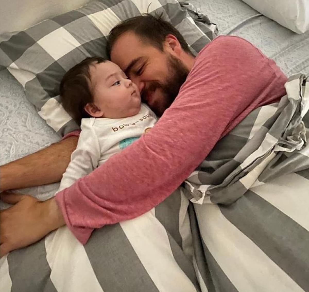 Sopitas se despide de su hijo con conmovedora carta: “Llenó de amor a cada persona que lo conoció”