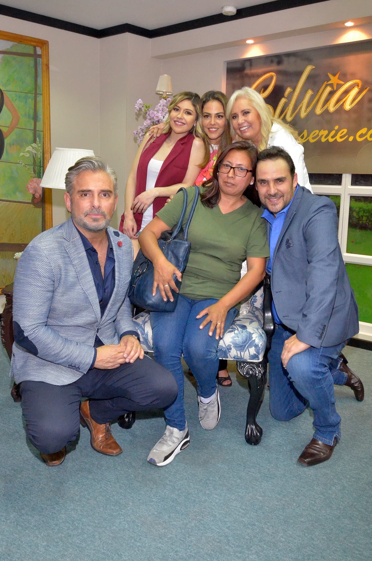 Carla Estrada, Nicole Vale, Adriana Nieto, Alberto Casanova y Harry Geithner inauguraron el set y convivieron con los asistentes a la presentación de Silvia Pinal frente a ti.