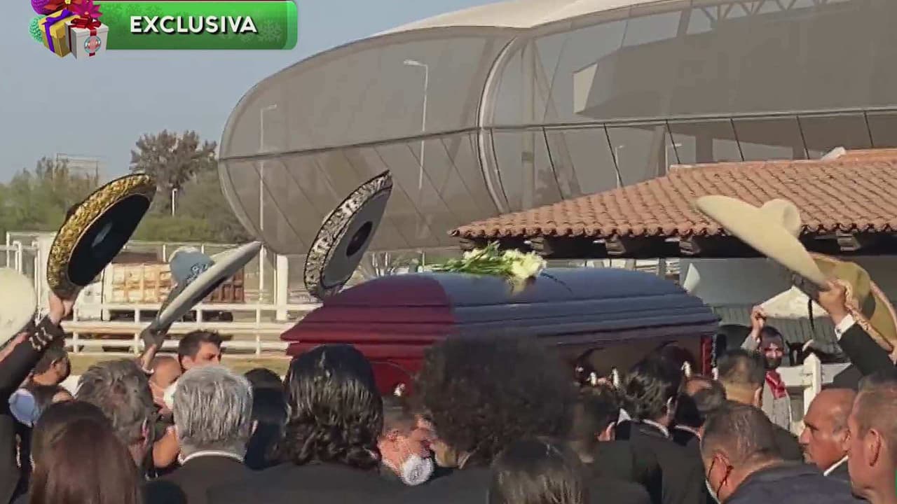 Familia Fernández provoca lágrimas al realizar último recorrido junto a féretro de Vicente Fernández