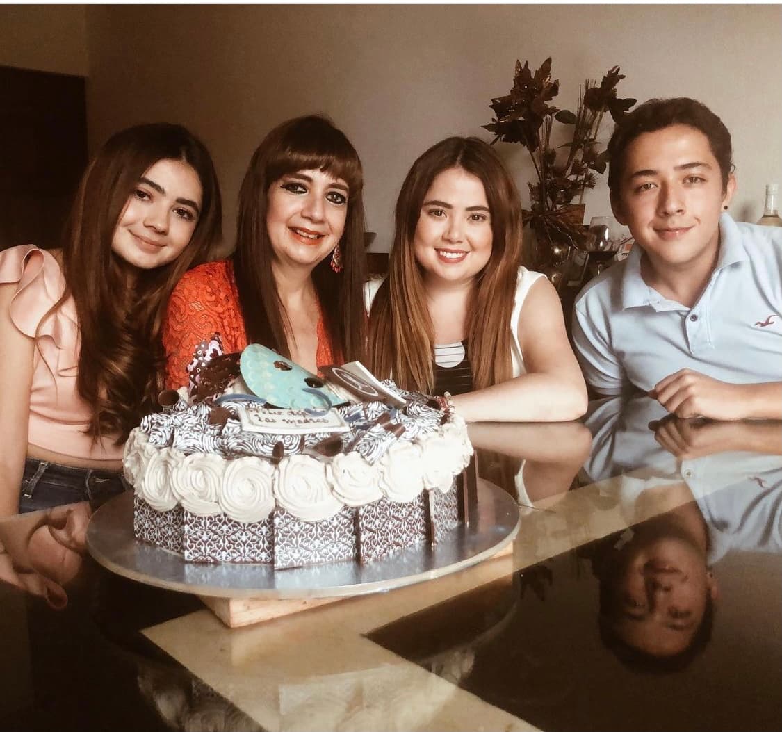 Pero al igual que las hermanas Botas, Mariana y Andrea, Daniel es muy cercano a su madre, la señora Elvia Lima.