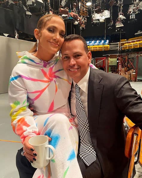 En marzo de 2019, Jennifer Lopez sorprendió al anunciar que se había comprometido con Alex Rodríguez. A un año de ello, la pareja recordó este romántico día intercambiando mensajes, con los cuales dejan en claro que su relación está en su mejor momento.