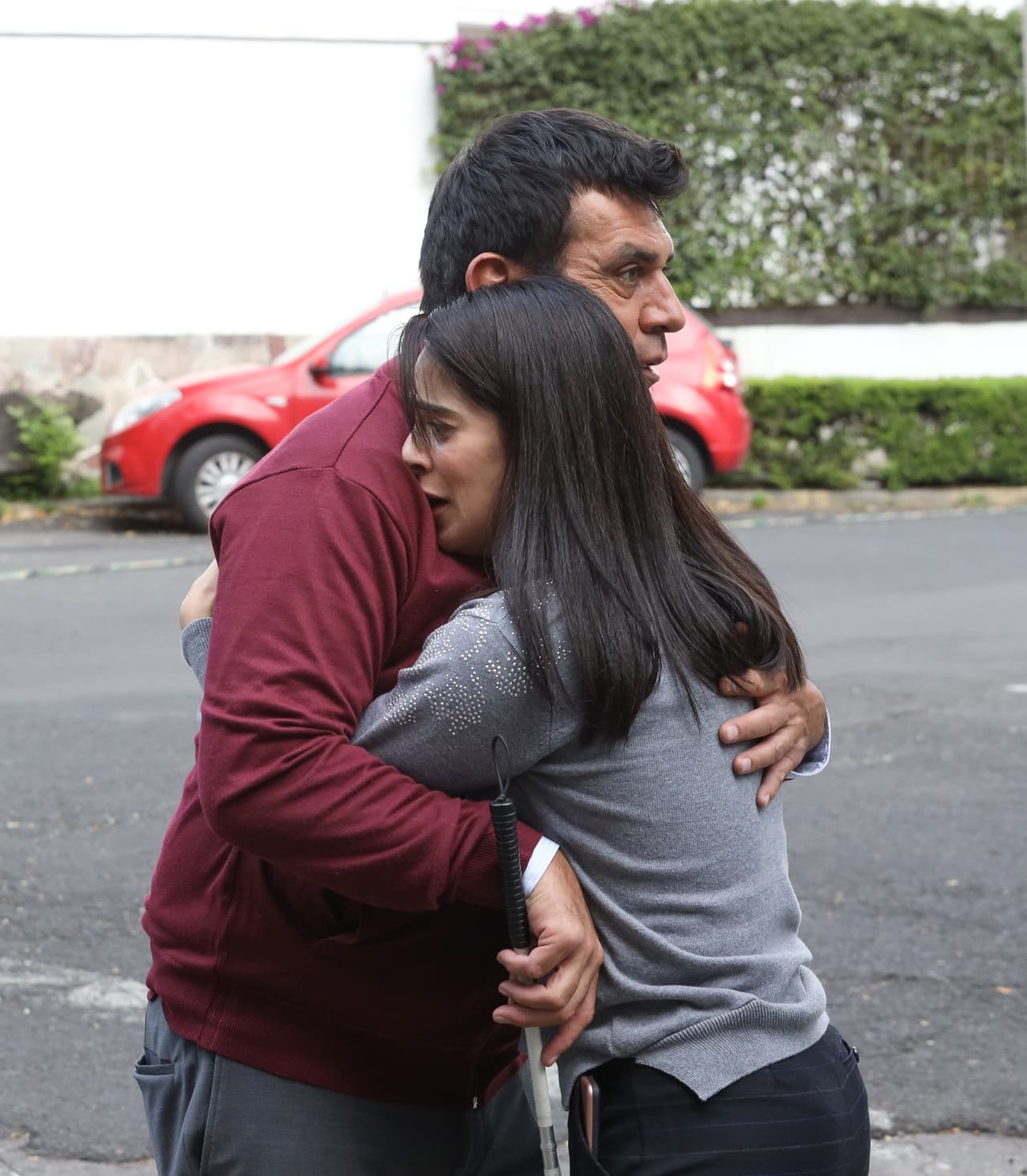 Al sentirlo y saber que ya está ahí, María no puede evitar abrazarlo, pues temía que pudier perderse.