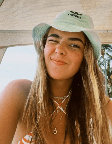 ¿Perreo intenso o baile pegadito? “Depende si estoy soltera o no porque perreo intenso me gusta mucho con mis amigas y así y ya pegadito es más bonito. Aun así siento que con una pareja nunca perrearía intenso, me incomodaría mucho entonces pegadito”.
