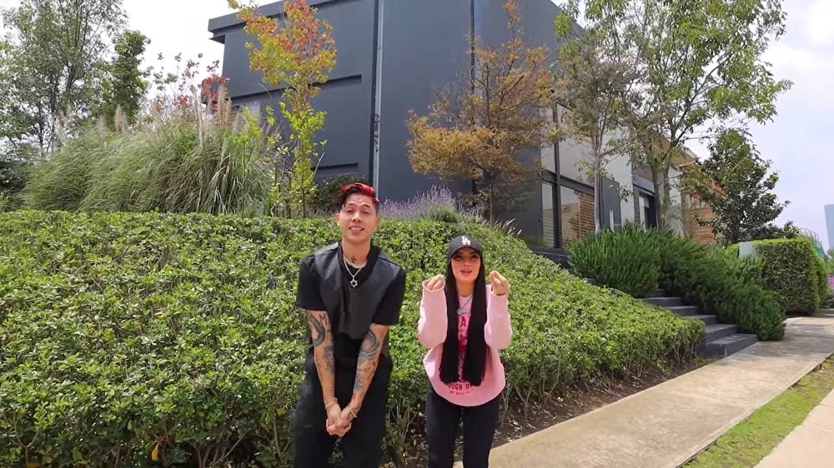 La nueva casa de la Lindura mayor y de JD Pantoja se encuentra en un exclusiva zona y cuenta, en su fachada, con una amplia área verde; además de que es de estilo urbano.