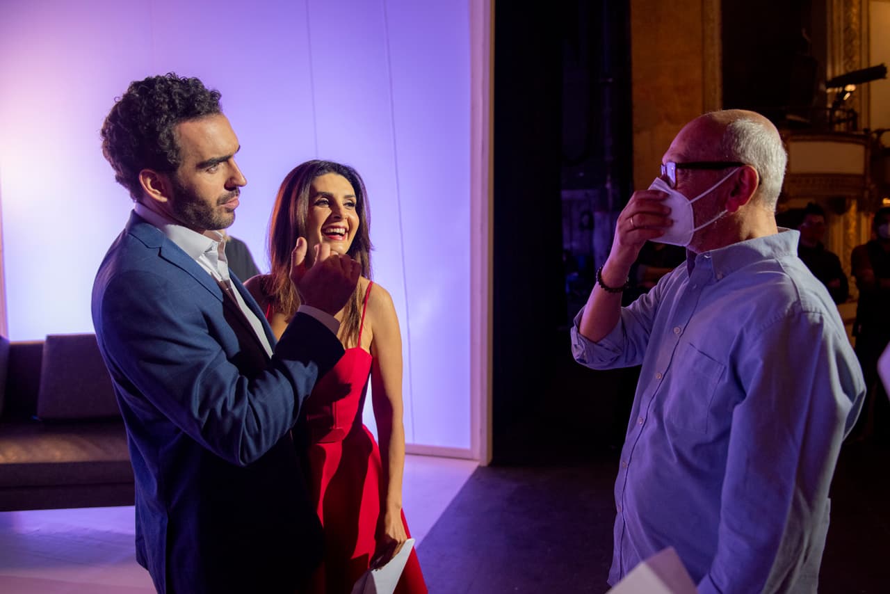 Marcus Ornellas y Mayrín Villanueva escuchan atentos al director de escena.