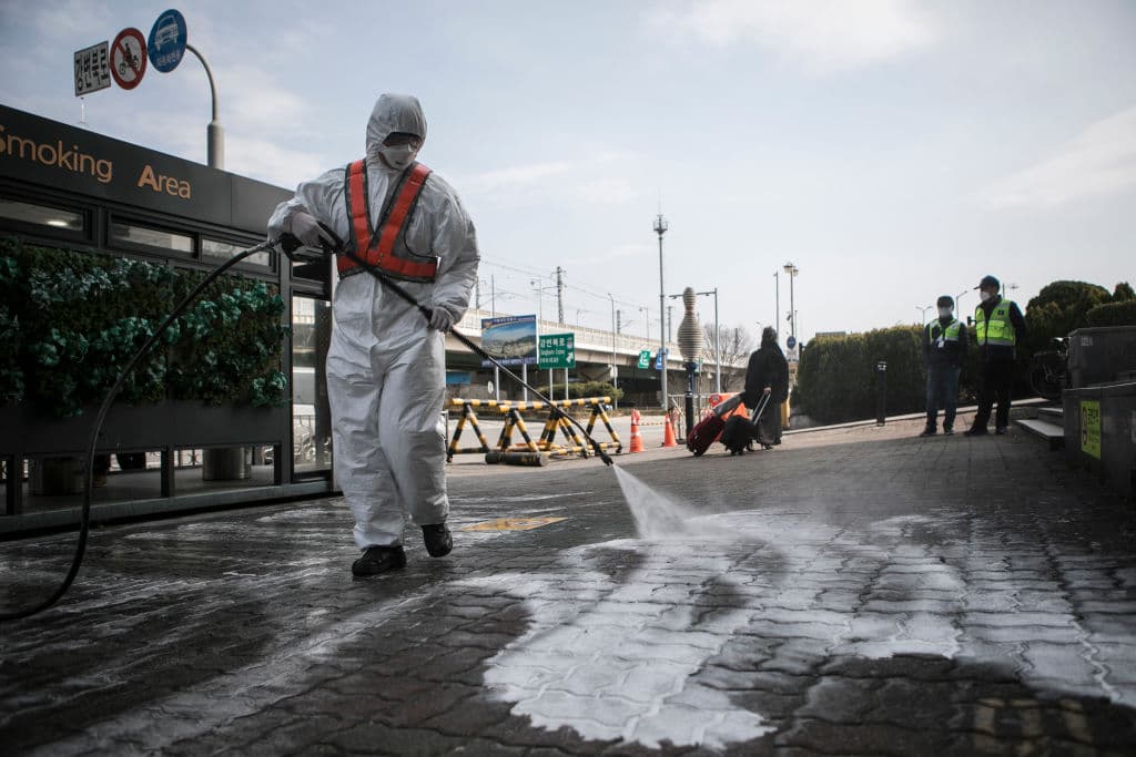 Seúl, Corea del Sur.
<br>
<br>Los soldados coreanos han iniciado trabajos para desinfectar las diferentes zonas. Para llevar a cabo este trabajo, necesitan usar equipo de protección que evite que mientras limpian el lugar, sean contagiados.