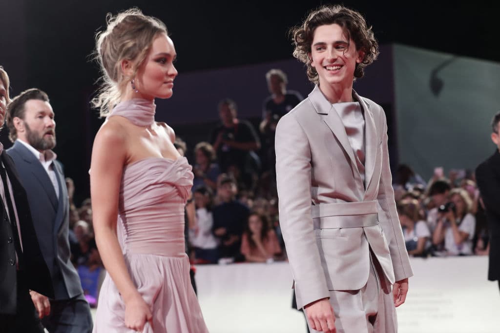 Timothée Chamalet y Lili Rose Depp terminaron su relación luego de un año de relación. El encargado de confirmar la noticia fue el actor, quien en abril de 2020 aseguró que había vuelto a la soltería.