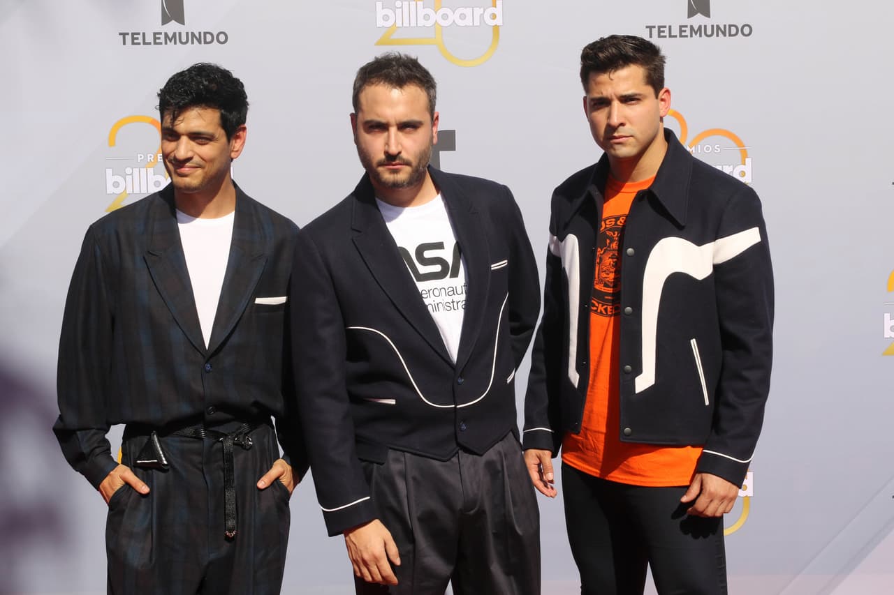 Los chicos de Reik fueron de los peor vestidos con atuedos muy out para la ocasión.