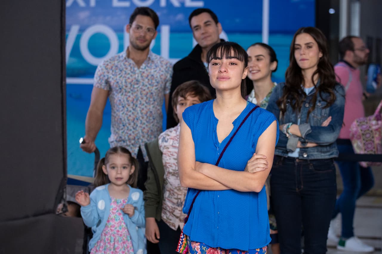 Al final del episodio, 'Clarita', junto a toda su familia, miraba atenta la partida de su abuelita 'Bárbara'. ¡Sí que la va a extrañar!