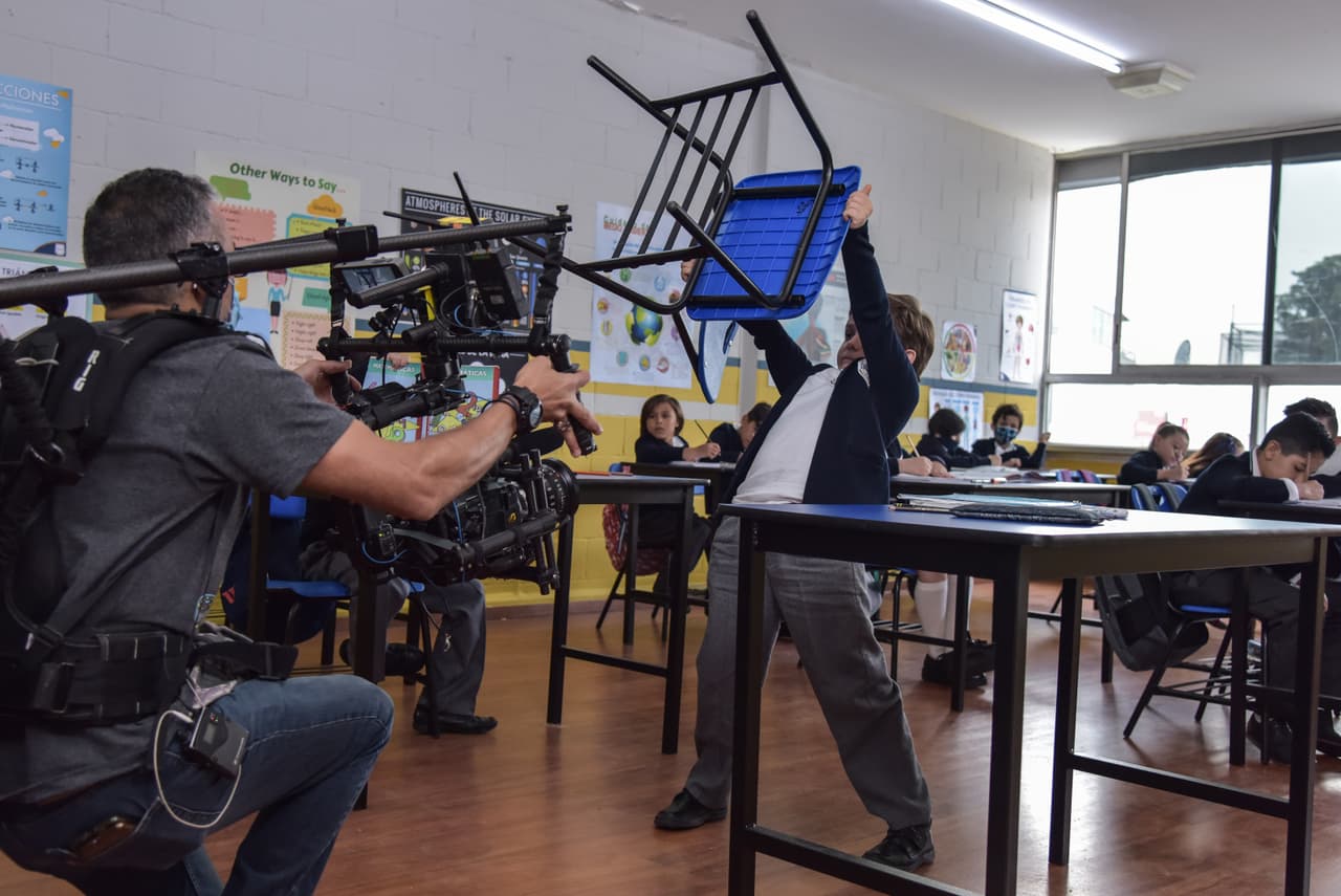 'Tadeo' toma su silla del salón para terminar con el ruido. Aquí vemos el talento de la producción para grabar la escena.