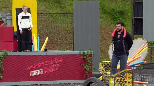 '¿Apostarías por Mí?': Las parejas compiten por su pase a la final en el desafío 'Gira que gira'