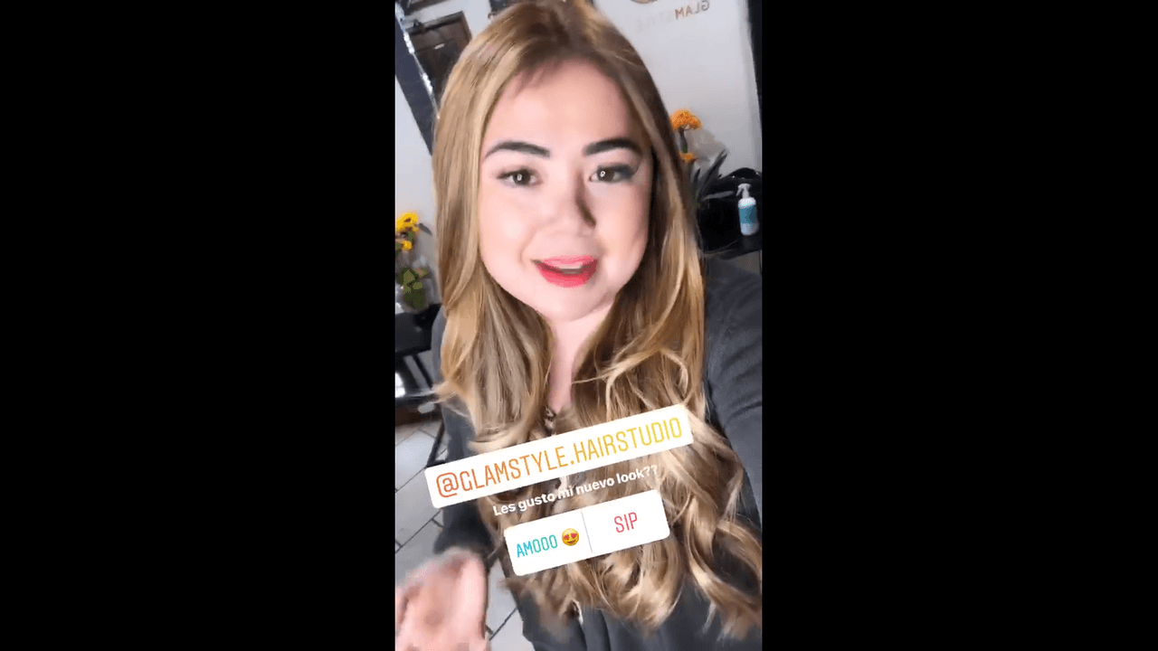 Después, Mariana Botas dejó ver cómo lucía ya con el nuevo color de cabello y con las extensiones, las cuales peinaron con pequeñas ondulaciones.