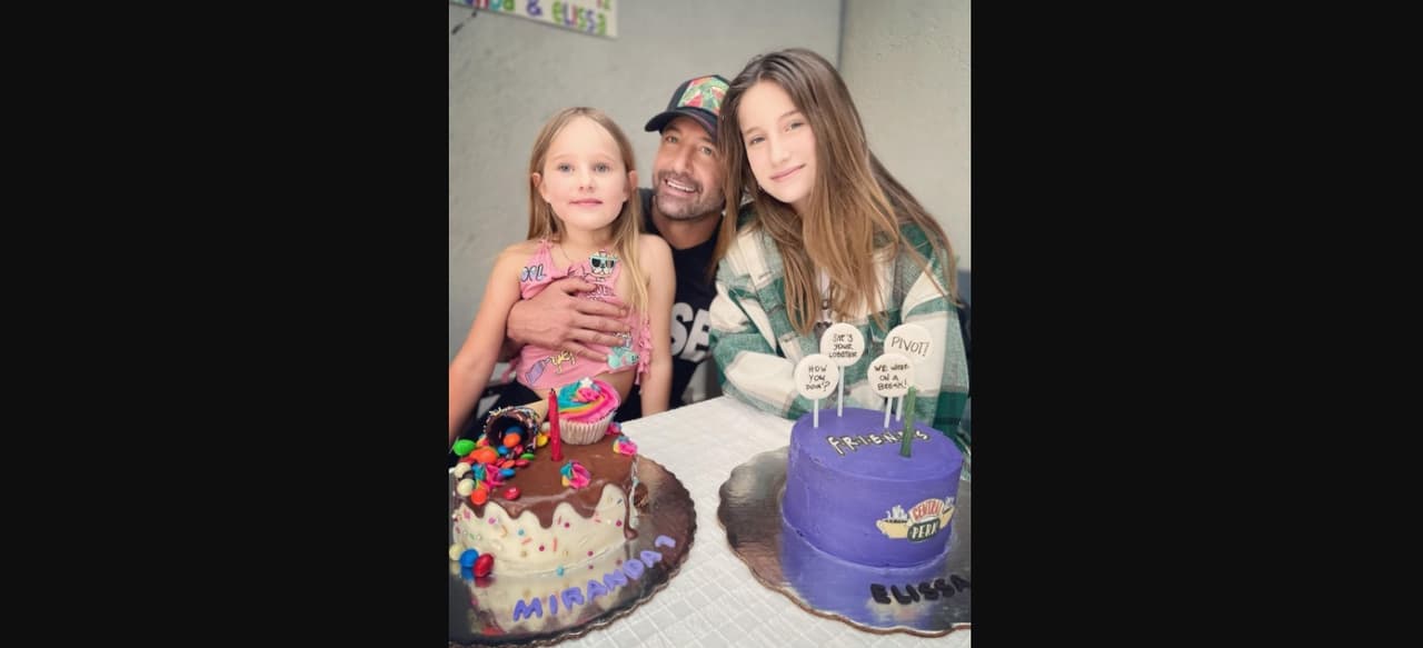 El protagonista de ‘Te Acuerdas de Mí’ compartió en su cuenta oficial de Instagram una serie de fotografías en las que dejó ver desde la decoración hasta los pasteles personalizados que mandó hacer para sus hijas.