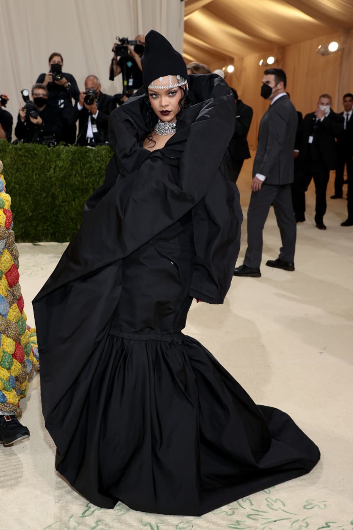 Para el máximo evento de moda, Rihanna apostó por un exótico vestido negro de Balenciaga, el cual portó con estilo y elegancia a su paso por la alfombra roja.