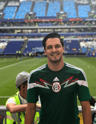 ¿Cuáles son tus pasatiempos? “Ver y practicar deportes, en específico fútbol”.