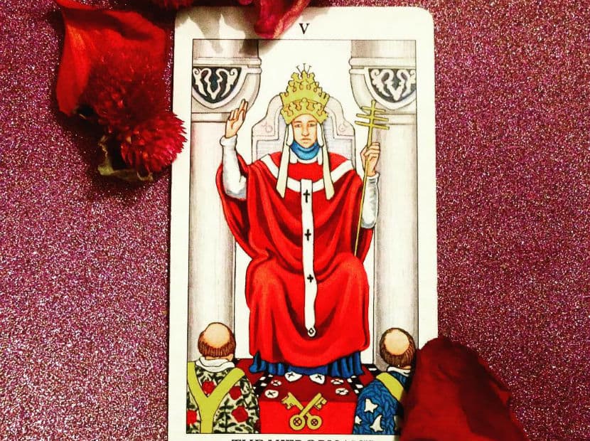 El Papa. Significa que lo que pasa, es lo que viene marcado por el destino.Donde se conjuntan la obediencia al poder y la voluntad divina
