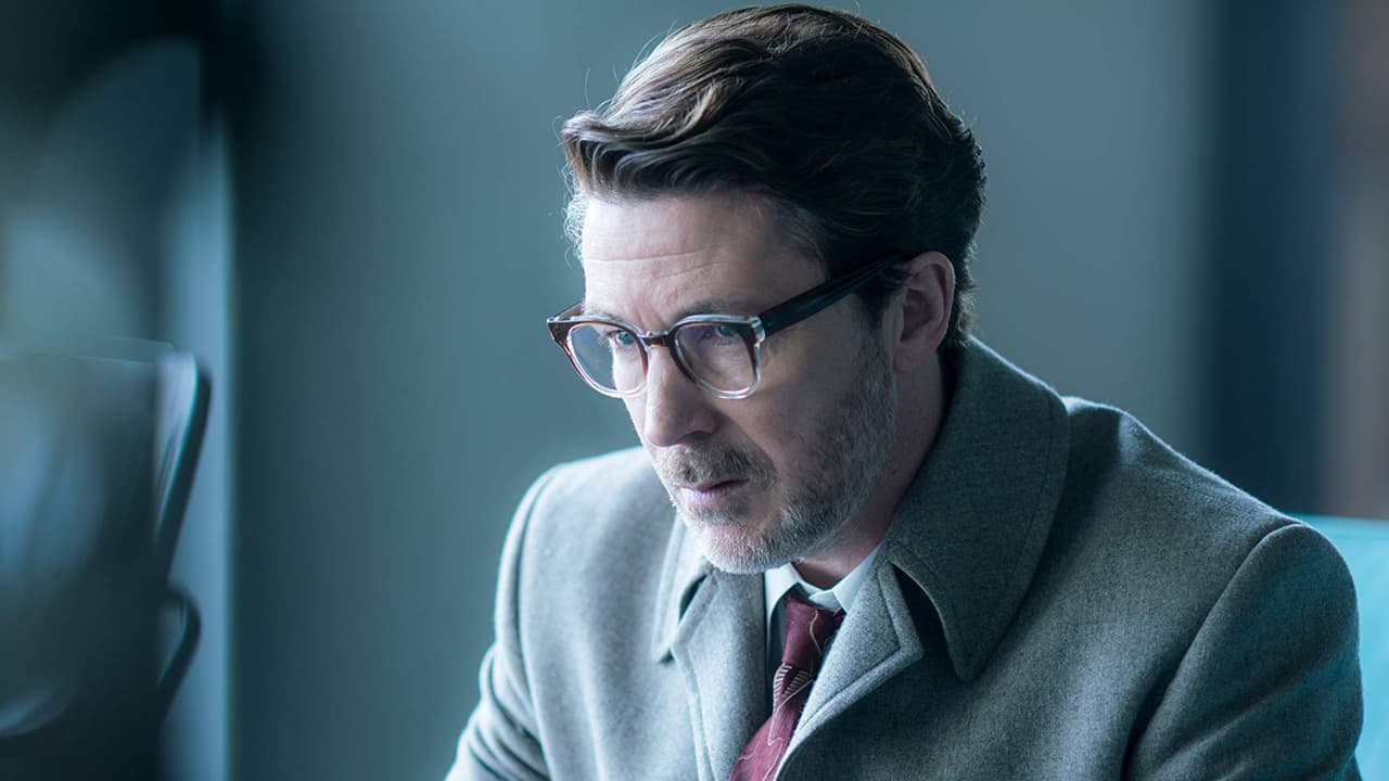 Aidan Gillen como J. Allen Hynek