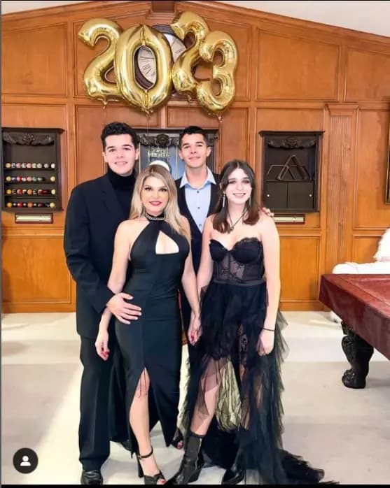 Itati Cantoral con sus tres hijos