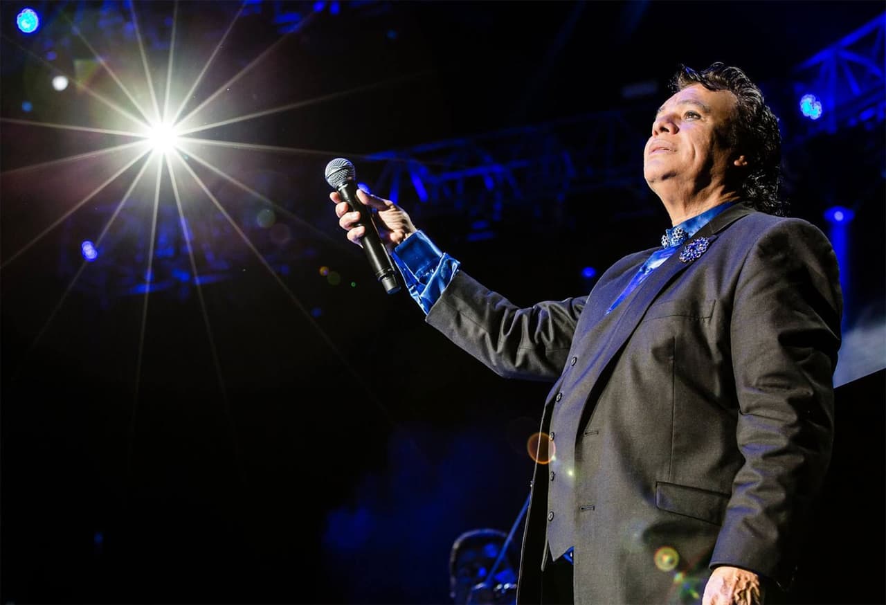 Revelan retrato al desnudo de Juan Gabriel