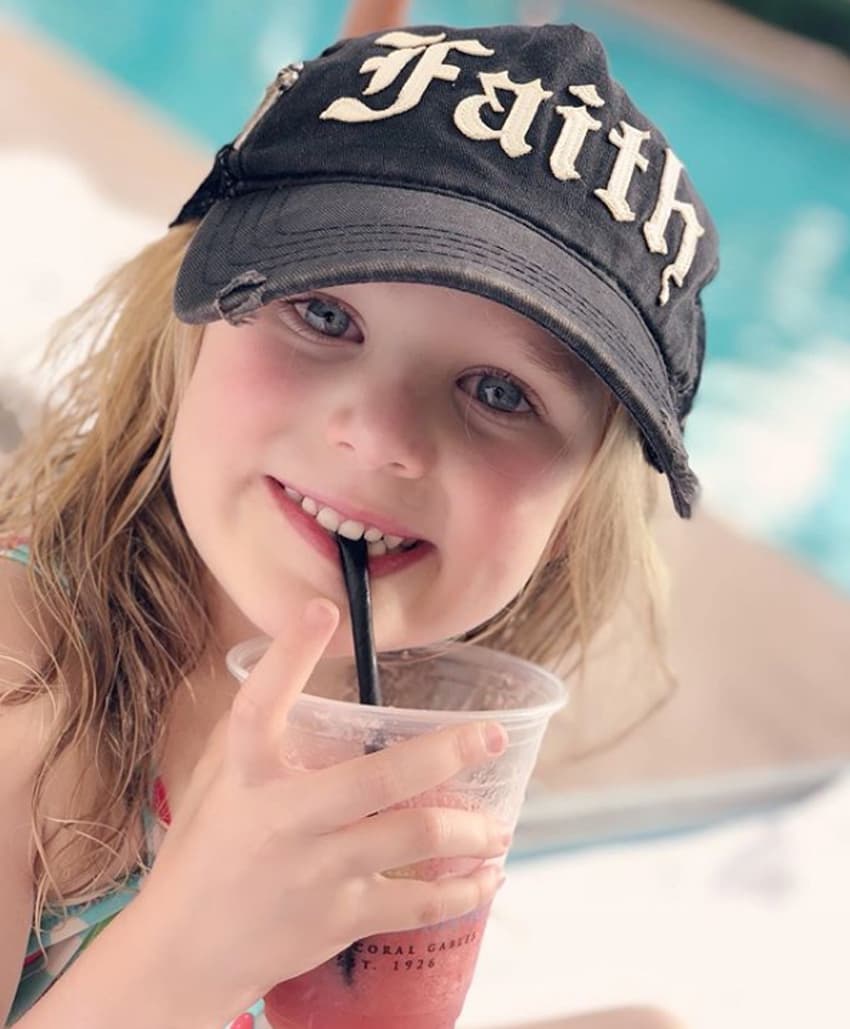 Para su viaje a Miami, la pequeña usó una gorra con la palabra ‘Faith’, mientras disfrutaba de una bebida junto a la alberca.