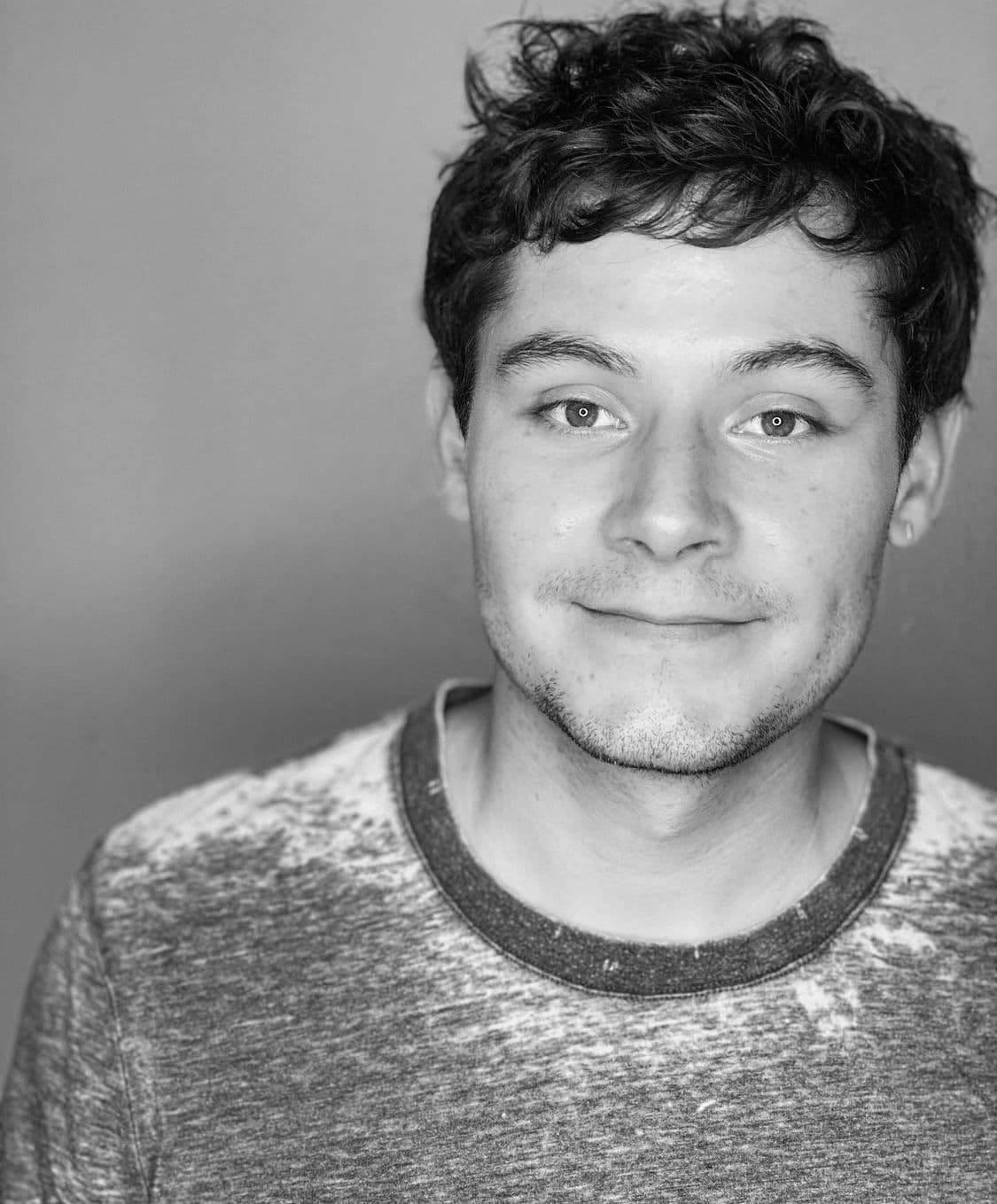 Alberto también ha compartido videos, donde comparte de su proyecto musical, el cual no solo interpreta vocalmente, sino que él mismo lo acompaña instrumentalmente.