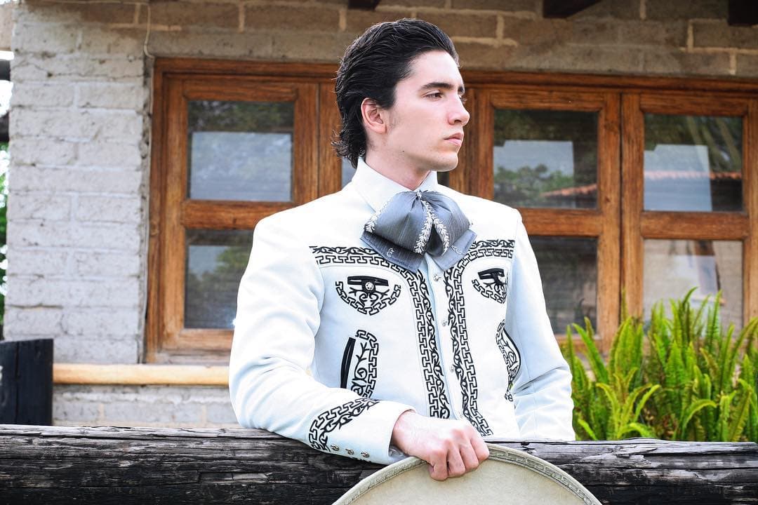 Alex Fernández Jr. sorprende a su novia con lujoso regalo
