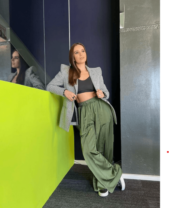 Tania Rincón luce un increíble look con pantalones acampanados y tenis de plataforma