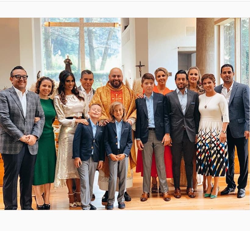 Tras un breve ausencia de las redes sociales, la conductora compartió un par de imágenes de la Primera Comunión que tuvo su hijo en compañía de sus hermanos, por ello es que los niños usaron la misma vestimenta.