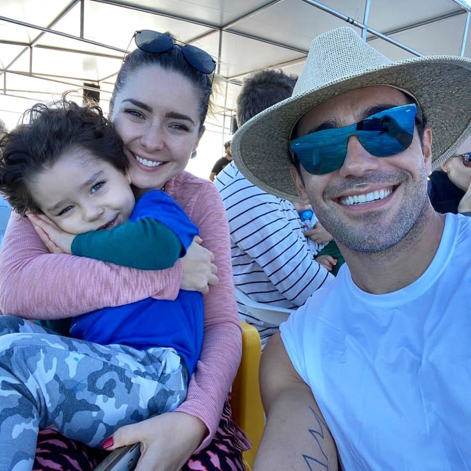 Ariadne Díaz y Marcus Ornellas comenzaron su relación en 2015 y un año después se convirtieron en padres de Diego. Con motivo del cumpleaños 32 de la actriz, en agosto de 2018, el intérprete brasileño le entregó el anillo de compromiso.