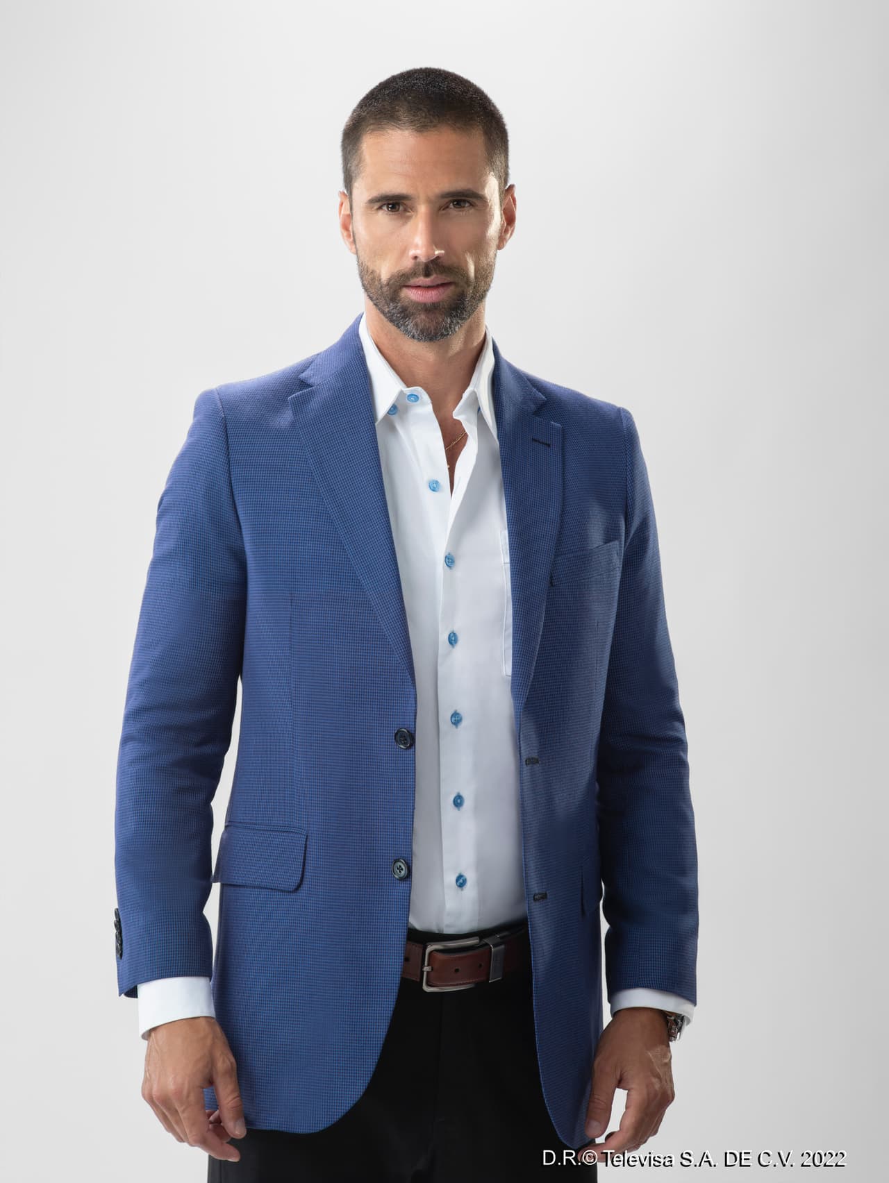 'Alejandro' (Matías Novoa) es un hombre atractivo, empresario, inteligente y hábil para los negocios. Es dueño de un corporativo que tiene empresas millonarias. Ha trabajado muy duro para llegar a donde está y siempre busca la manera de hacer crecer cada vez más su emporio. Es de corazón noble, pero al estar absorto por completo en su trabajo, ha dejado en segundo plano su vida amorosa.