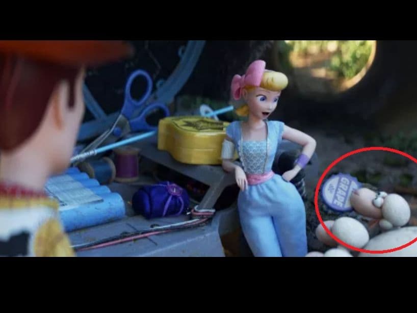 Una de las ovejitas de Betty carga el pin que Carl Fredricksen usa en Up (2009).
