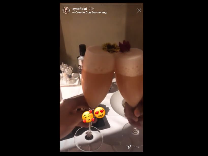 En otra de sus historias, la originaria del Estado de México dejó ver que disfrutaba de una velada romántica junto a su novio.