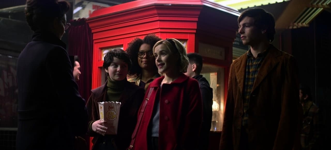 ‘Sabrina Spellman’ (Kiernan Shipka) es mitad mortal, mitad bruja. Apenas está empezando su educación como hechicera oscura, a pesar de tratar de llevar su vida como una estudiante normal.