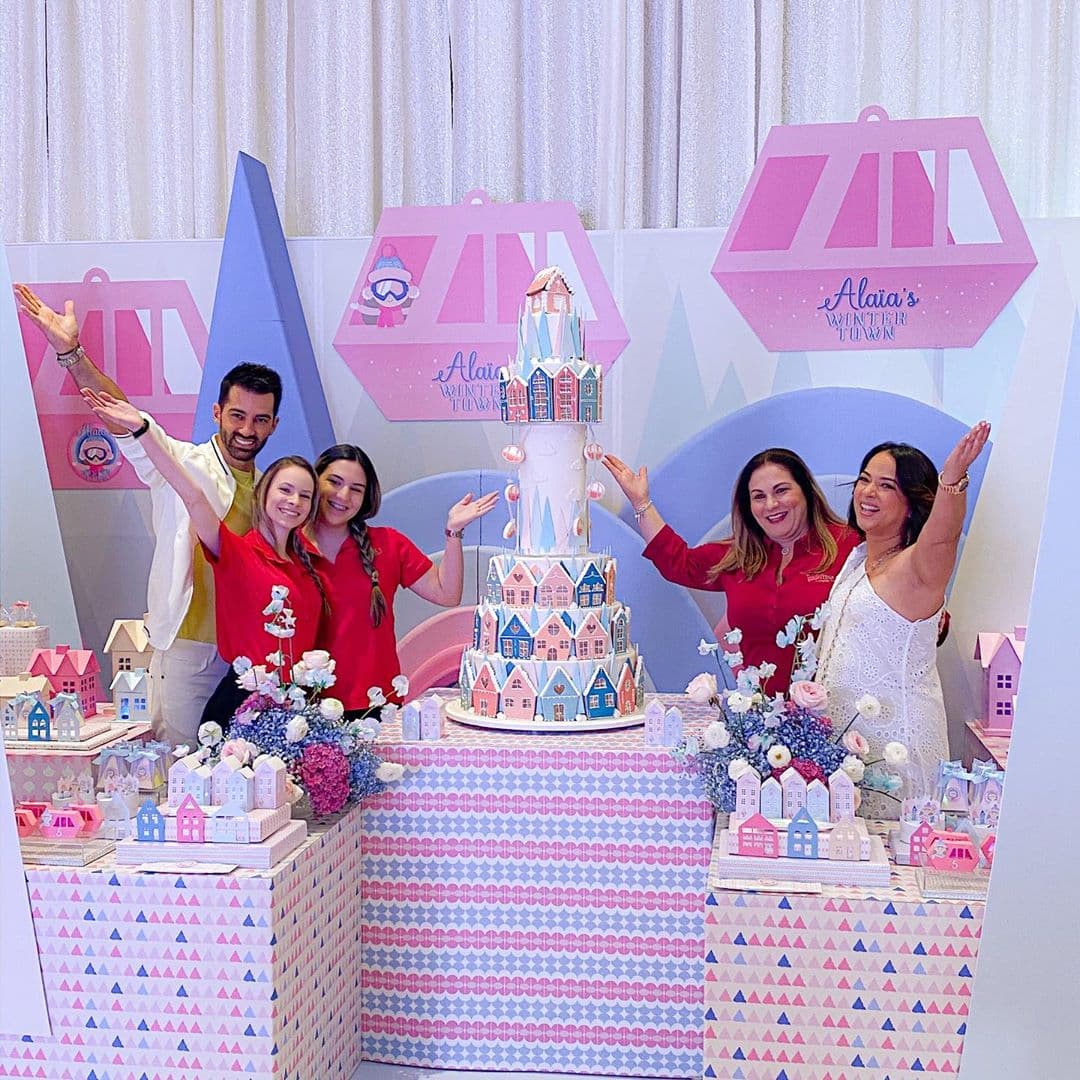 “Es un placer y un honor inmenso para nosotros hacerle el pastel para su fiesta, cada año los retos son más grandes, pero como siempre encantados de poder colaborar y que formen parte de nuestra querida familia. Los queremos mucho”, escribió la cuenta de Instagram de la pastelería, donde mostraron que el postre también giraba.
