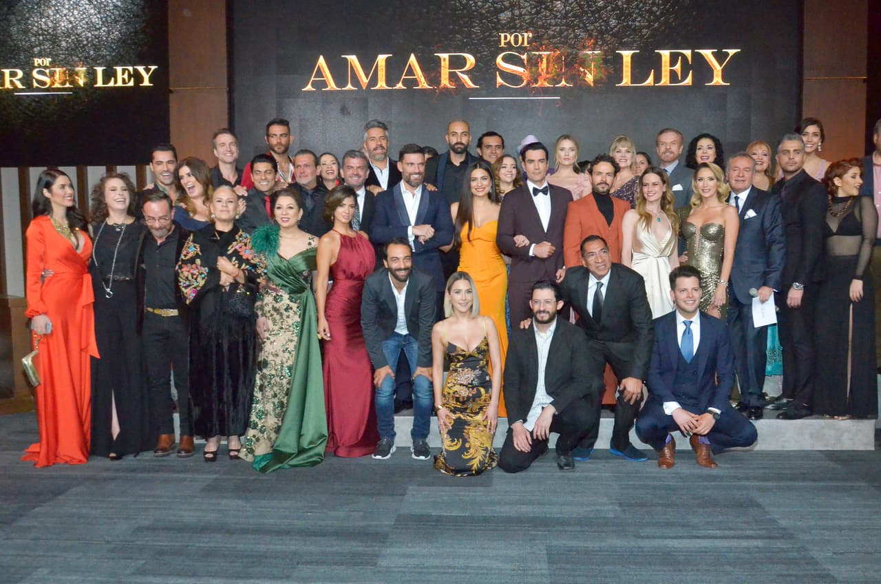 Todo el elenco de la telenovela se mostró feliz ante el estreno de este domingo... ¡y se tomaron la foto del recuerdo!