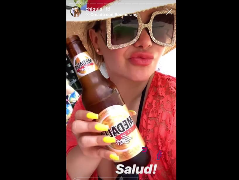 Además de disfrutar de los bellos paisajes, Chiquis probó algunas bebidas del lugar.