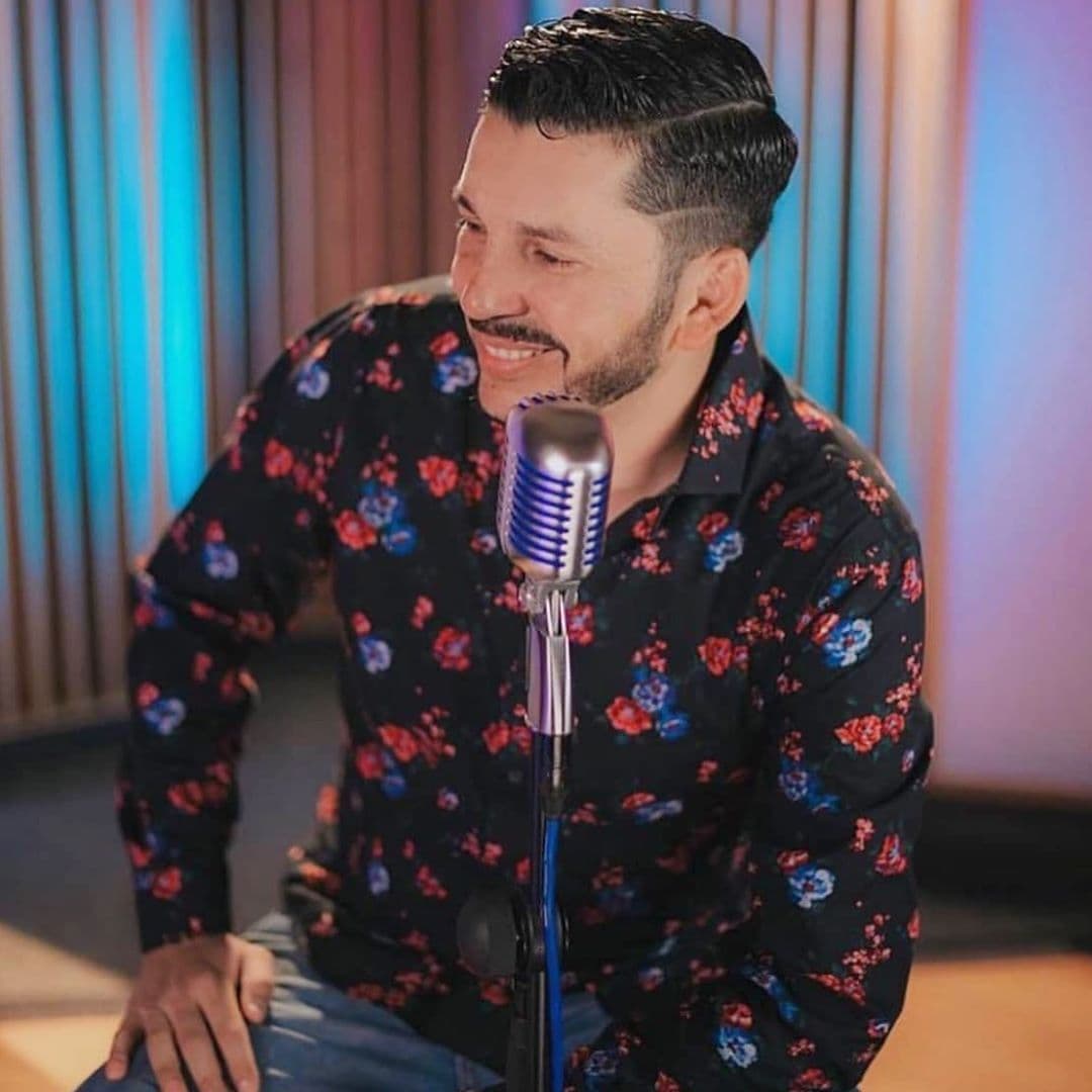 Luis Ángel "El Flaco" es tan bueno cantando como arreglando carros