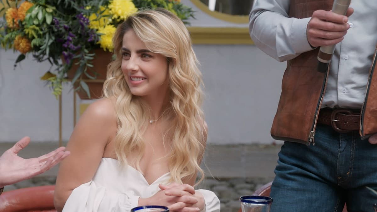 En esta imagen se puede apreciar cómo una blusa con escote de corazón blanca con un discreto accesorio púede hacerte lucir espectacular en una comida familiar.